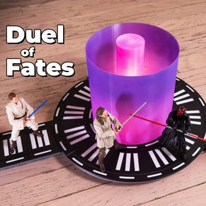 Puede incluir: Una arena de duelo iluminada en morado y rosa con una pista en blanco y negro. Tres figuras de acción están en un duelo con sables de luz. El texto "Duel of Fates" se muestra sobre la arena.