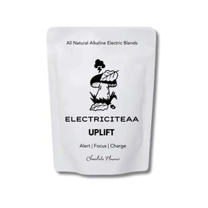 Op de afbeelding: Een witte zak met zwarte tekst en een paddenstoelafbeelding. De tekst luidt "All Natural Alkaline Electric Blends", "ELECTRICITEAA", "UPLIFT", "Alert | Focus | Charge" en "Chocolate Flavour".