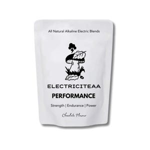 Może przedstawiać: Biała torebka z napisem "All Natural Alkaline Electric Blends" i "ELECTRICITEAA PERFORMANCE". Torebka zawiera czarną ilustrację grzyba z błyskawicą. Tekst "Strength | Endurance | Power" znajduje się pod słowem "PERFORMANCE".