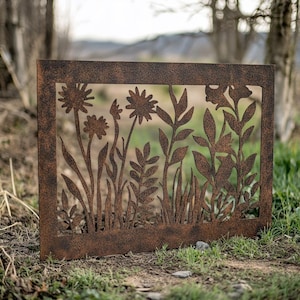 Könnte beinhalten: Ein rostiges Metall-Garten-Dekor-Panel mit einem ausgeschnittenen Design aus verschiedenen Blumen und Blättern. Das Panel ist rechteckig und hat einen rustikalen, verwitterten Look.