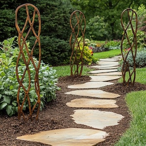 以下が含まれることがあります： 平らな石でできた庭園の道が、緑豊かな芝生の中を縫うように伸びています。道の両側には、装飾的な金属製のトレリスが3つ立ち、庭園への幻想的な入り口を作っています。