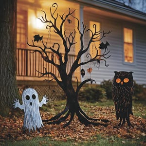 Könnte beinhalten: Eine Halloween-Gartendekoration mit einem schwarzen Metallbaum mit Fledermäusen und hängenden Dekorationen, einem weißen Geisterausschnitt und einem schwarzen Eulen-Ausschnitt mit leuchtenden Augen. Die Szene spielt auf einem Rasen mit Herbstlaub.