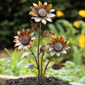 Rustikale Gartenskulptur aus Metall, Sonnenblumen-Trio