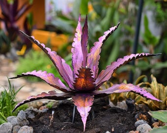 Lebendiges Lila Metall Agave Skulptur - Gartenstecker