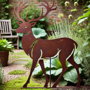 Gedetailleerde rustieke metalen sculptuur hert - tuinpaal
