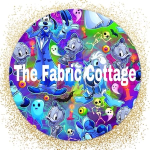 Peut inclure: Un tissu imprimé psychédélique et coloré avec des personnages de dessins animés vêtus de costumes bleus et des figures fantomatiques. Le tissu comprend également des images de bougies, de squelettes et de globes oculaires. Le texte "The Fabric Cottage" est visible au centre de l'impression.