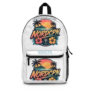 Può includere: Uno zaino bianco con una grafica di tramonto tropicale con palme, montagne e fiori di ibisco. Il testo NORDCPN è stampato con un carattere stilizzato al centro della grafica sia sullo scomparto principale che sulla tasca anteriore.