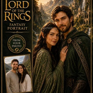 Op de afbeelding: Een aangepaste Lord of the Rings fantasy portretservice met een digitale illustratie van een koppel in groene elfenkleding met puntige oren, tegen een berglandschap, naast een referentiefoto van hetzelfde koppel.