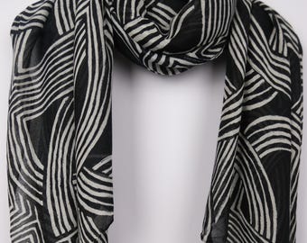 Exklusiver Bold Geometric Print Baumwollschal in Schwarz mit verspielter Quaste, leichte, weiche und warme Damenverpackung, Modeschal, Geschenk für Sie