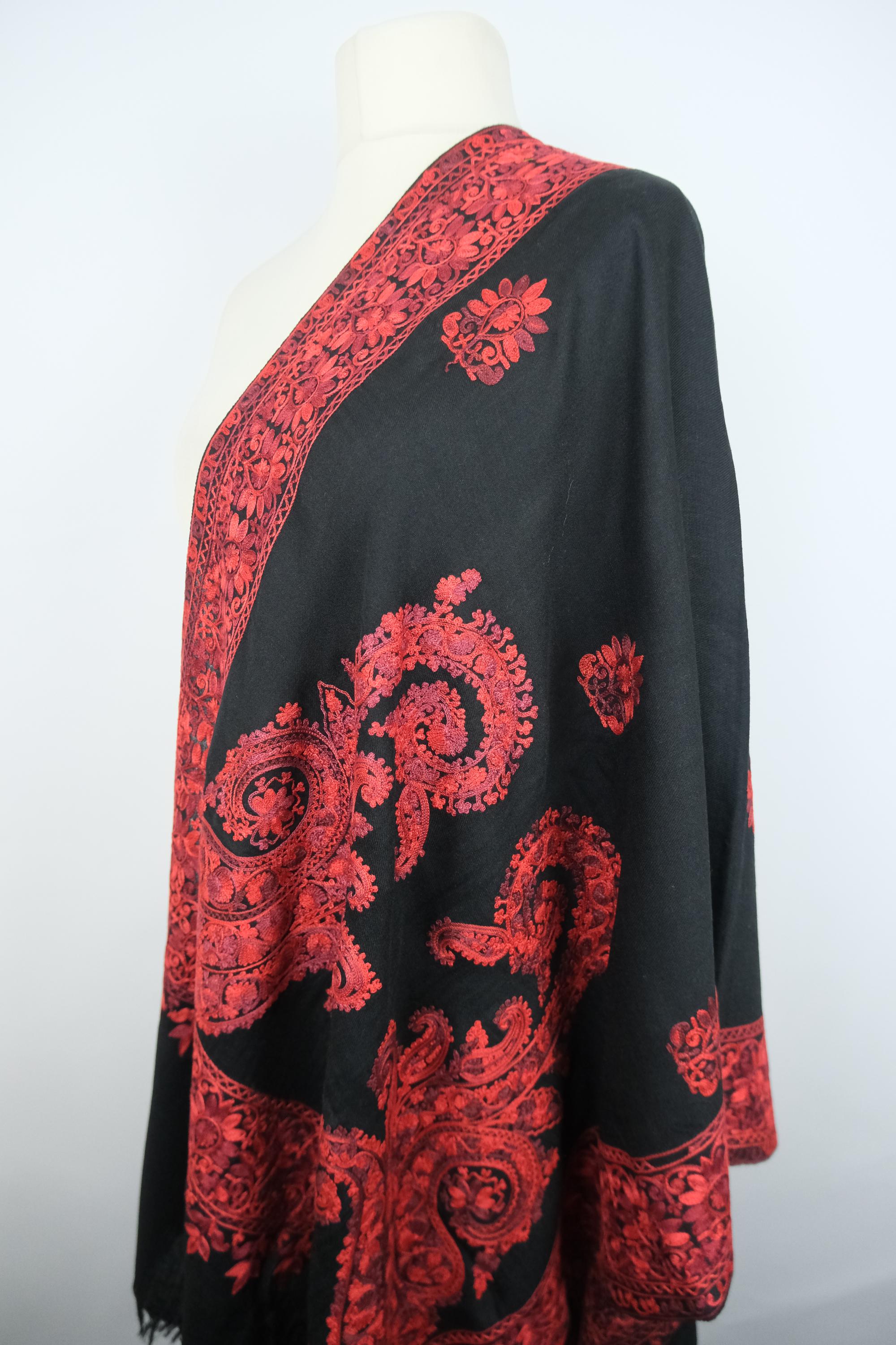 赤い花の刺繍が施された黒いカシミアショール、インドのストール、女性