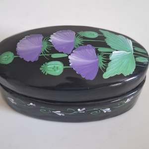 Caja ovalada de laca negra con diseño de flor violeta/morada pintada a mano