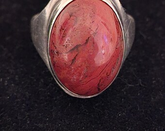 Hallmarked Silver Ring with Large Natural Red Jasper Oval Cabochon Stone Set to Centre, by EC, London 1976. UK Size N1/2 US size 7