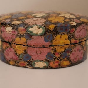 Caja floral ovalada de papel maché lacado indio vintage con hermosas ilustraciones florales pintadas a mano