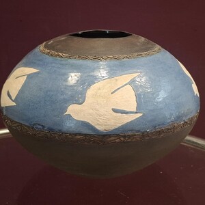 Wazon ceramiczny Studio Pottery Squat z dekoracją w kształcie ptaka, sygnowany od spodu, datowany na 1993 r.