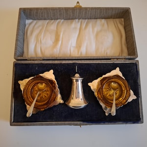 Schönes Vintage Boxed Versilbertes Braunglas Salz Pfeffer Menage Set