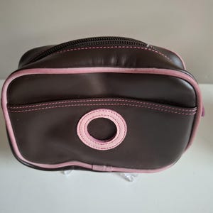 Borsa per cosmetici/trucco Billy Bag in pelle marrone con design retrò rosa. Mai usata. Come nuova.