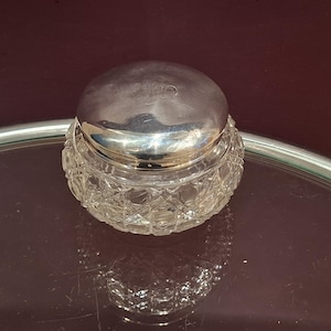 Stor antik stämplad sterlingsilver med George V-slipat glas, smyckesburk/prydnadsburk, initialer "M C", ca 1911