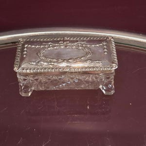 Caja/joyero rectangular pequeño de cristal tallado de estilo eduardiano, con sello distintivo y tapa de plata repujada, c. 1907 - PEQUEÑA IMPERFECCIÓN