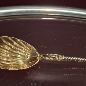 Grande cuillère VICTORIENNE antique en argent sterling doré et coquillage design APOSTLE, dans une boîte, c1878