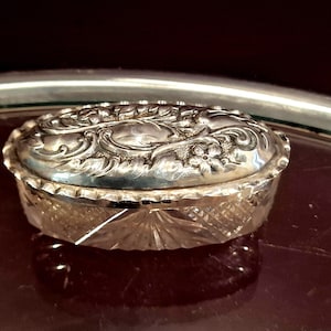 Caja/bolso de tocador/joyas ovalada pequeña de cristal tallado de la época de Jorge V, con tapón de plata esterlina repujada, certificado de ensayo de Birmingham, c. 1911.