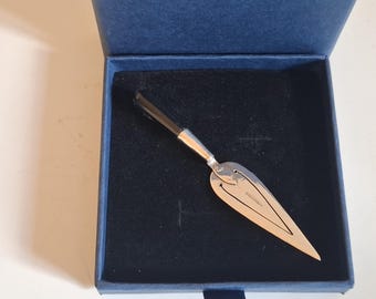 箱入り、ホールマーク入りスターリングシルバー製トラウェルブックマーク／ページマーカー。オニキス製ハンドル。アリ・D・ノーマン作、2019年頃。