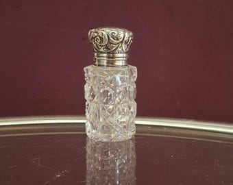 Prächtige, gestempelte VICTORIAN STERLING SILVER Repousse Capped, Cut Glass Parfüm Flasche. Birmingham Probe, c1889.