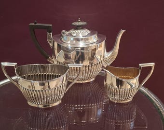 Service à Thé Antique assorti en métal argenté par Walker & Hall comprenant une théière, un sucrier/un bol et un pot à lait/crème. c1905 - 1910