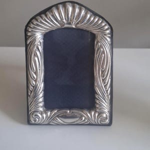 Hallmarked   STERLING SILVER Repousse Photo Frame to fit photo size 3.5" x 2.5", London Assay, c1989