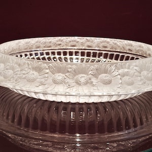 ラリック「マーガレット」大型センターピースボウル（箱入り）。底面に「Lalique France」のサイン入り。ラリックのラベルと箱付き。良好な状態です。