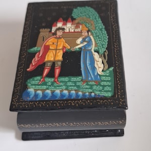 Joyero ruso de laca negra pintado a mano que representa a "La Princesa Cisne".