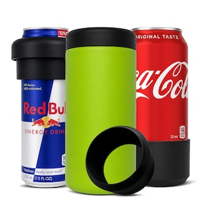 Pode incluir: Uma manga térmica isolante para bebidas na cor verde-limão com borda preta, exibida ao lado de uma lata de energético Red Bull com adaptador superior preto e uma lata de Coca-Cola com adaptador de base preto para latas padrão de 355 ml.