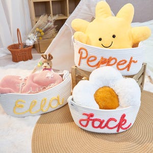 Personalisierter handgemachter Babygeschenkkorb, Benutzerdefinierter Name Babykorb, Seil-Baumwollkorb-Babypartygeschenk, Geschenkkorb, Babypartygeschenke, Spielzeugkorb