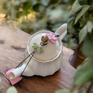 LOTUSBLOMMO i rosa och grönt tekanna med droppfångare och lockhållare (med spänne)