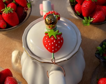 STRAWBERRIES Teapot Drip-Catcher and Lid Holder (With clasp)
