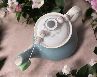 TULIPS Teapot Drip-Catcher and Lid Holder  (With clasp)