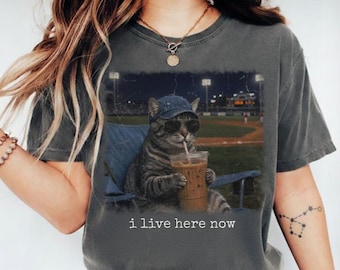 Maglietta "Gatto Vivo Qui Ora", Maglietta Grafica Divertente per il Giorno della Partita, Maglietta per Mamma di Baseball, Maglietta per Mamma di Softball, Maglietta per Mamma di TBall, Abbigliamento Retrò Caffè Freddo con Gatto