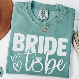 花嫁になる人のための快適なコンフォートカラー®シャツ、オーバーサイズTシャツ、ブライダルパーティー、ハネムーン、結婚式、婚約ギフト、婚約者の衣装、将来のミセス
