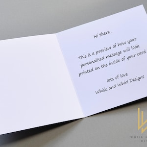 Pu&ograve; includere: Un biglietto bianco con un'anteprima di un messaggio personalizzato che recita "Hi there, This is a preview of how your personalized message will look printed on the inside of your card lots of love Whisk and Whirl Designs".