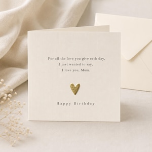 Op de afbeelding: Een vierkante, crèmekleurige wenskaart met een getextureerde afwerking. De tekst luidt: For all the love you give each day, I just wanted to say, I love you, Mum. Onder de tekst staat een klein gouden hartje, gevolgd door de woorden Happy Birthday.