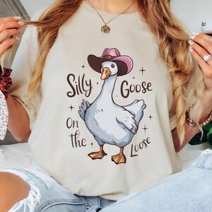 Silly Goose On The Loose Shirt, Silly Goose Farm T-Shirt, Cute Goose Shirt Gifts for Farm Girls, Aesthetic Meme Goose T-Shirt, Funny Gift