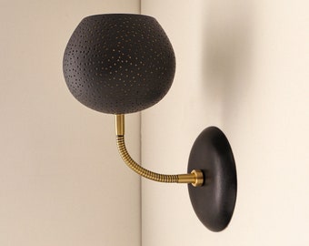 Aplique de pared Claylight / Aplique de pared de cerámica negra con brazo de latón / Iluminación de diseño