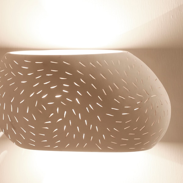 Keramik Wandleuchter Kieselstein | Handgelochter Lampenschirm | Flur Beleuchtung