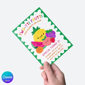 Può includere: Un invito colorato con un bordo verde smerlato, con frutta a cartoni animati, tra cui ananas, anguria e uva. Il testo recita "TWO-TTI FRUTTI" e "AMELIA TURNS 21" con i dettagli dell'evento. Il logo Canva è visibile.