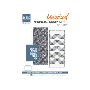 Puede incluir: Un diseño de patrón de esterilla de yoga/siesta blanco con la palabra "Unwind" en escritura naranja. El diseño incluye dos patrones de tela, uno con un patrón geométrico en gris y blanco, y otro con formas geométricas azules, grises y blancas. También está presente el texto "Creating Outside the Quilt Fabric Box".