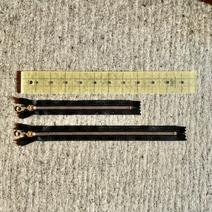 Cremallera de bolso YKK, negro con dientes de latón y tirón