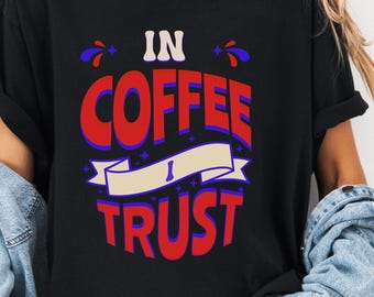 Maglietta In Coffee I Trust: divertente maglietta patriottica per gli amanti del caffè