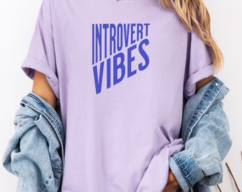 Camiseta gráfica "Introvert Vibes": cómoda camiseta unisex de algodón