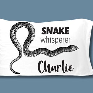 Taie d'oreiller serpent personnalisée, taie d'oreiller en python avec nom, literie personnalisée herpétologie Snake Whisperer, décoration de chambre à coucher, serpents, vintage image 2