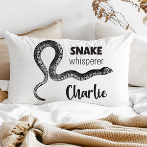 Taie d'oreiller serpent personnalisée, taie d'oreiller en python avec nom, literie personnalisée herpétologie Snake Whisperer, décoration de chambre à coucher, serpents, vintage image 3