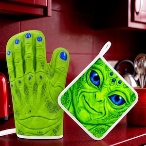 ALIEN Hand Oven Mitt And Pot Holder Set | Double Side Images | UFO Cook Fans